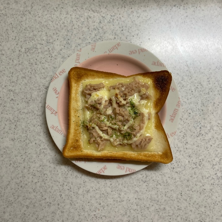 シーチキンマヨのチーズトースト